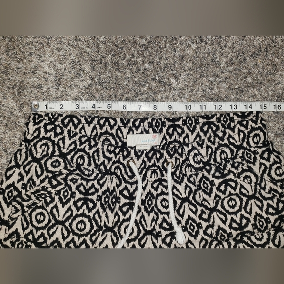 Kiss&Cry| Linen Blend Geometric Shorts with Pockets - Picture 3 of 5